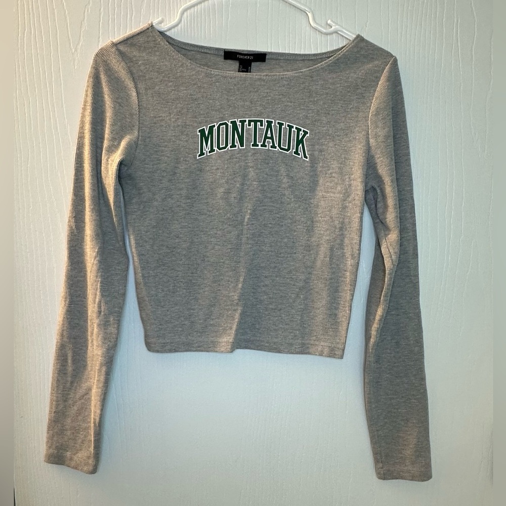 Forever 21 light gray long sleeve crop top w/ Montauk in green juniors medium